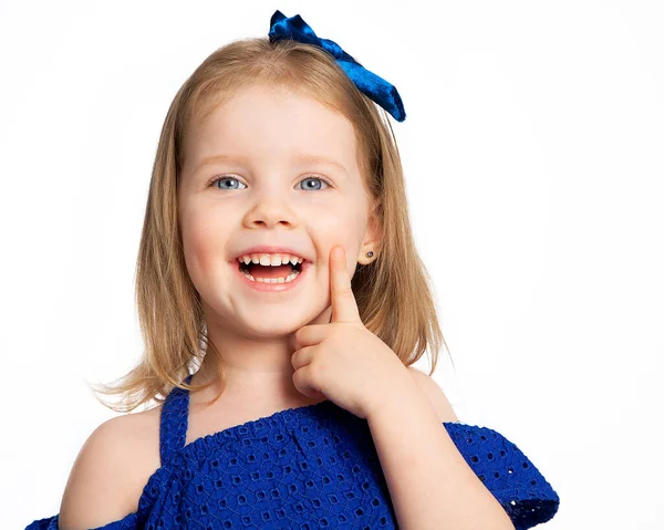 Seorang Gadis Kecil Eropa Yang Cantik Tertawa Bahagia Bersenang Senang — Stok Foto
