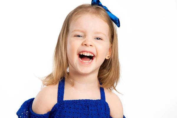 Gadis Kecil Eropa Yang Cantik Tertawa Riang Tersenyum Dan Bahagia — Stok Foto
