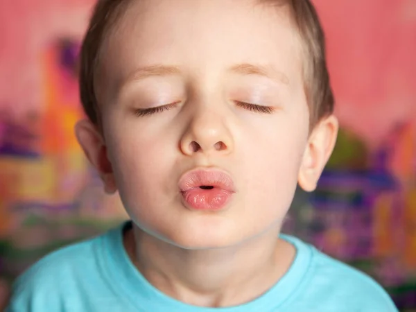 Портрет Хлопця Цілується Європейська Дитина Присилає Глядачеві Поцілунок Заплющеними Очима Стокова Картинка