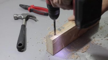 Bir atölyede tornavida ile çalışma