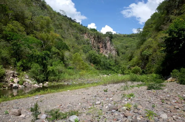 Cañón del Somoto en el norte de Nicaragua, un destino turístico popular para actividades al aire libre como natación, senderismo y salto de acantilados — Foto de Stock