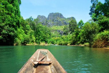 Kong Lor mağara Merkezi Laos diğer tarafında bir tekne yolculuğu