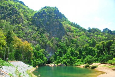 Orta Laos 'taki Kong lor Mağarası 'nın girişi