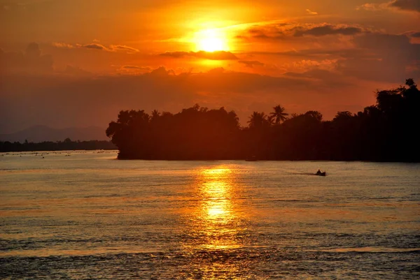 Vendo o pôr do sol em Don Det, 4000 Ilhas, Laos — Fotografia de Stock