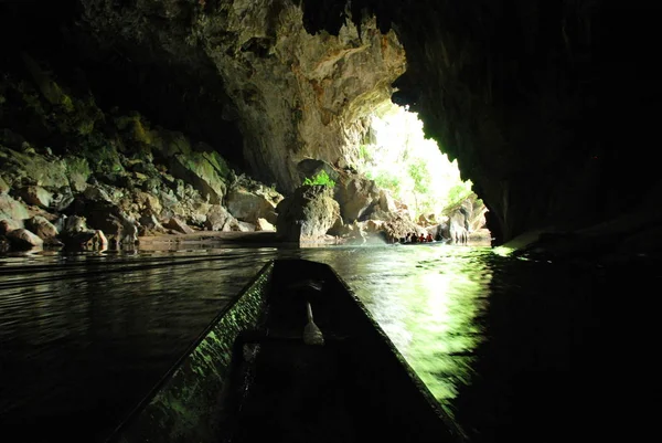 Um passeio de barco pela Caverna Kong Lor no centro do Laos — Fotografia de Stock