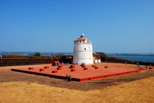 El faro del Fuerte Aguada en Candolim, Goa, India con vistas al Mar Arábigo Fotos de stock