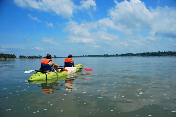 Kayak en el río Mekong en busca de delfines rosados cerca de Don Det, 4000 Islas, Laos Imágenes de stock libres de derechos