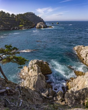 Big Sur kayalık sahil hattı