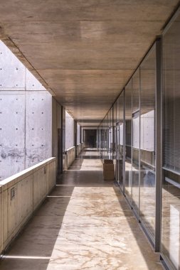 Koridor windows brutalist