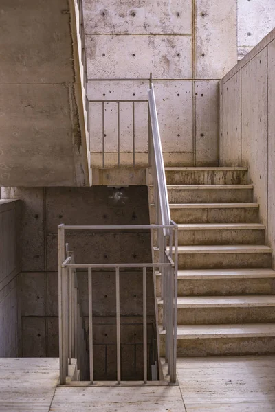 Escadas dentro brutalista — Fotografia de Stock