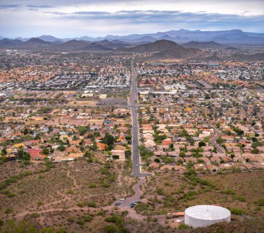 Arizona görünümünden bir su kulesi ile bir dağın tepesine