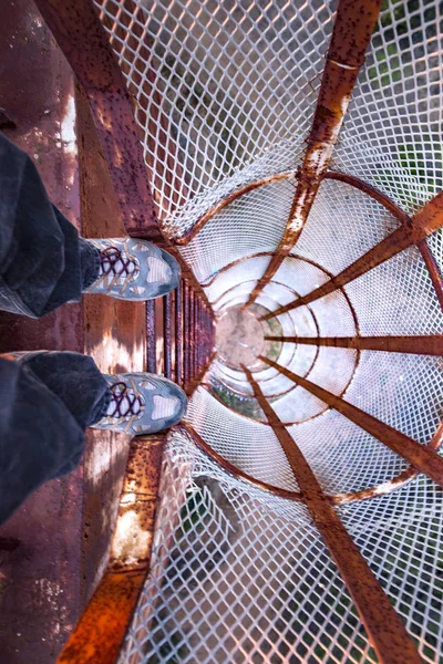 Pies mirando por una escalera con carcasa de suspensión 3 — Foto de Stock