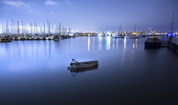 Barco de remos en las tranquilas aguas nocturnas de Point Loma California 2 — Foto de Stock