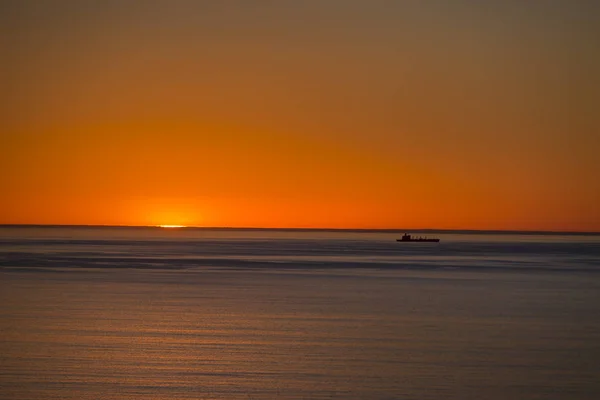 Tekne ve gökyüzü ve gün batımı — Stok fotoğraf