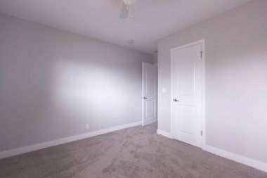 Boş yatak odası ve kapalı dolap kapağı