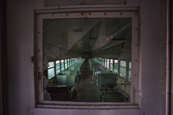 Розбите скляне вікно в покинутому поїзді — стокове фото