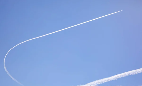 Chemtrails 또는 contrails — 스톡 사진