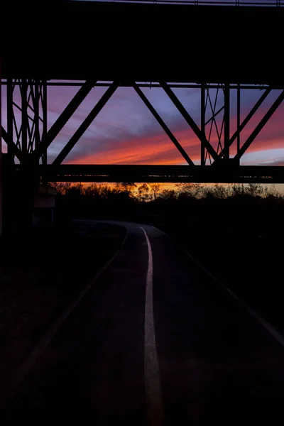 Caminho de bicicleta escuro perto da ponte — Fotografia de Stock
