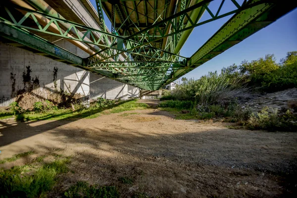 Explorando el paso subterráneo con puente verde — Foto de Stock