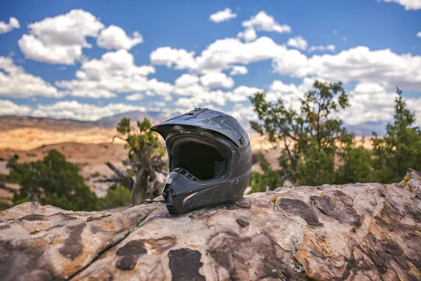 ユタ州モアブのオフロード車用ヘルメット — ストック写真