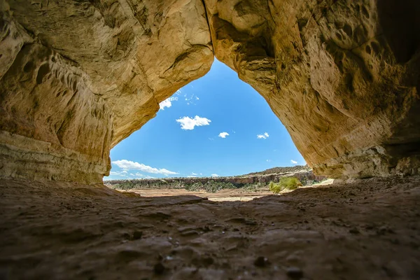 洞窟内からの眺め — ストック写真