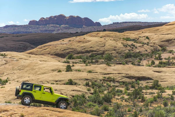 Jeep amarelo em frente à vasta vista do deserto — Fotografia de Stock