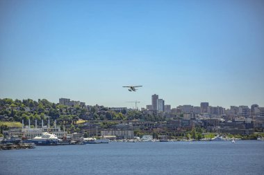 Float uçağı binalar kalkıyor