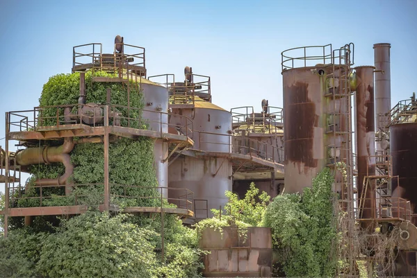 Verlaten machines en opslageenheden in een gasindustrie op gas wo — Stockfoto