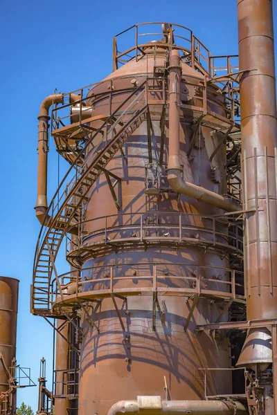 Verlaten verroeste machines en opslageenheden in een gasindustrie bij — Stockfoto