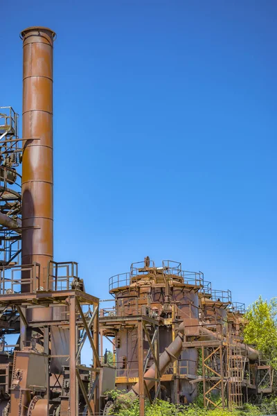 Verlaten verroeste oude machines en opslageenheden in een gas specificiteit — Stockfoto