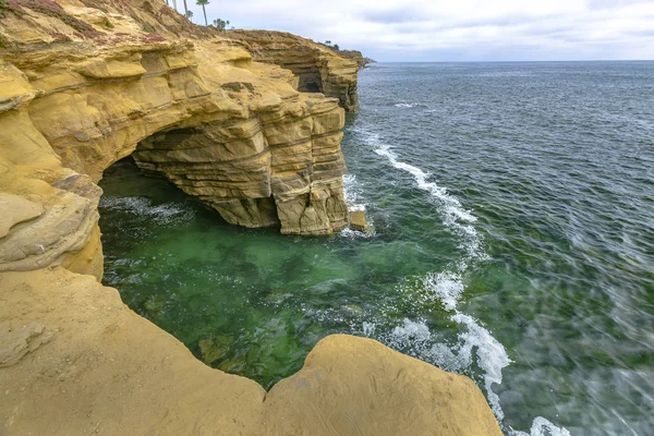 Grottorna på den kusten för Point Loma med högvatten vatten — Stockfoto
