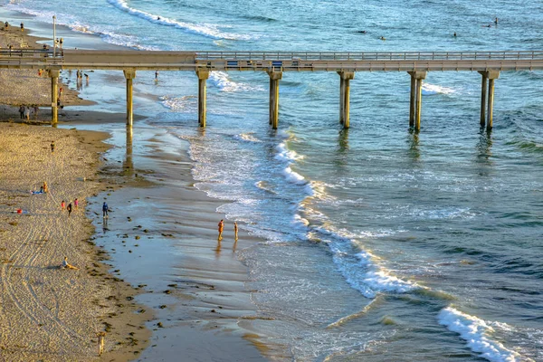 Close-up van de Pier en de kustlijn in de buurt van het The Scripps Institute — Stockfoto