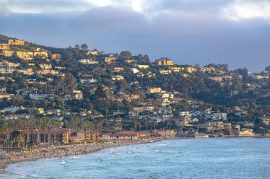 Altın saat evleri Scripps beach güneşe karşı karşıya