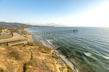 Palmiye ağaçları ve gün batımında Scripps Beach California iskelede