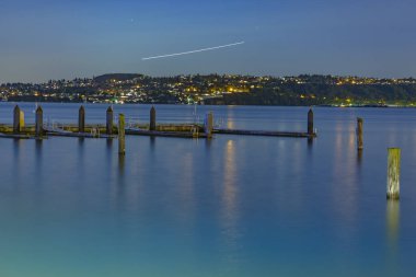 Dock ve eski ahşap sütunlar ile gece düz yollar