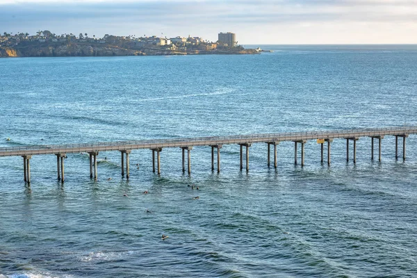Açık bir günde iskelede Güney Kaliforniya'da