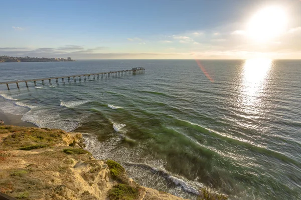 Scripps pier solnedgången med bländning — Stockfoto