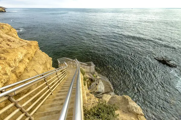 Scale verso l'oceano a Point Loma, California con orizzonte — Foto Stock