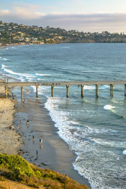 Kaliforniya'da iskelede günbatımı
