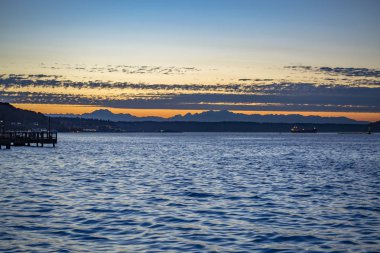 Tacoma Bay dalgalı sularda günbatımı