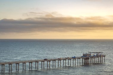 Scripps iskele ve günbatımı California ufukta