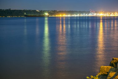 Tacoma liman denizin üzerinde ışık yansımaları ile