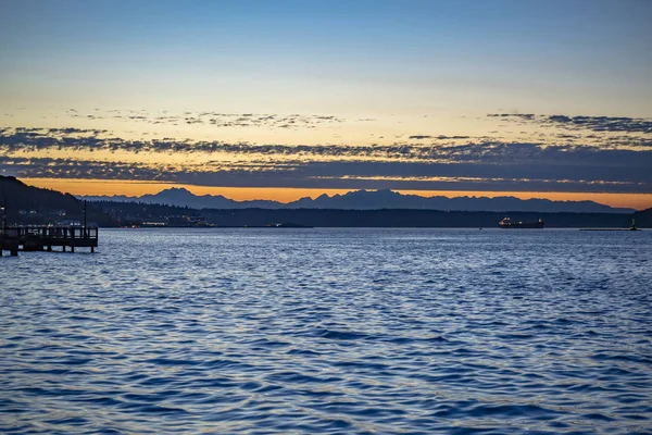 Pôr do sol em águas agitadas na baía de Tacoma — Fotografia de Stock