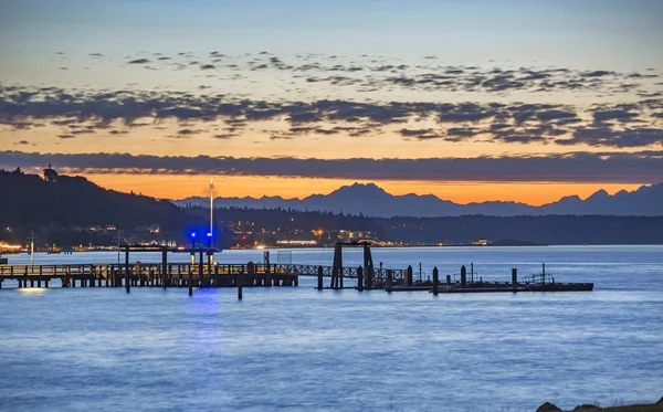 Tacoma attracca al tramonto con le montagne — Foto Stock