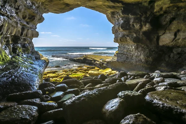 La bella grotta rocciosa al mare a La Jolla California in un — Foto Stock