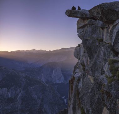 Buzul noktası ve uçurumun kenarında iki kişi ile Half Dome görmek