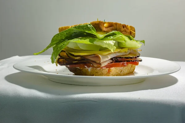 Big sandwich - hamburger burger with beef, pickles, tomato and r — Stock Photo, Image