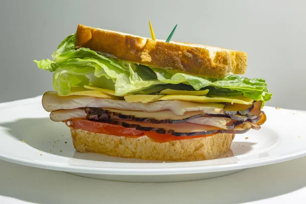 Nahaufnahme eines Sandwiches auf der Seite in Augenhöhe ohne Sicht auf — Stockfoto