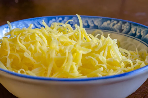 Rendelenmiş mozzarella ve kaşar çanak üzerinde ahşap backgro peynir