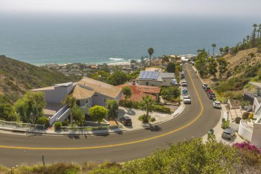 Laguna Beach California yokuş aşağı seyir residencial mahallede evlerin kıyı kez bakıldı